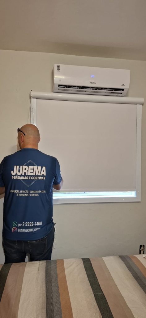 Técnico da Jurema Persianas e Cortinas instalando persiana blackout