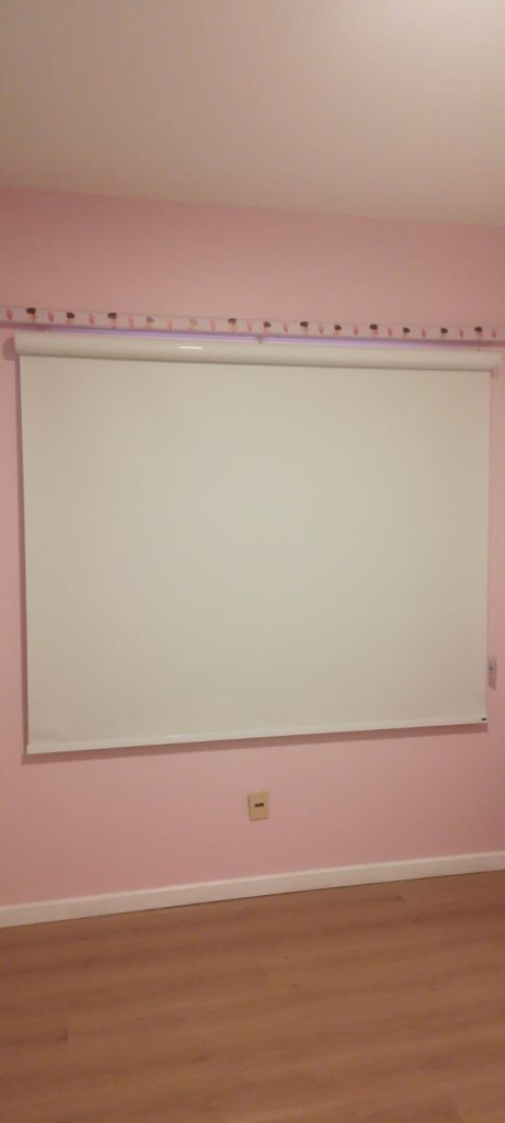 Persiana blackout branca instalada em quarto infantil