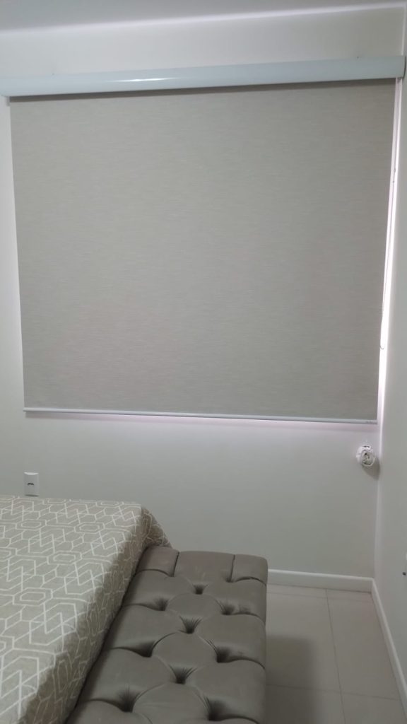Persiana blackout bege com textura instalada em quarto de casal